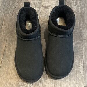 Ugh Black Shearling-Lined Ankle Boots size 6